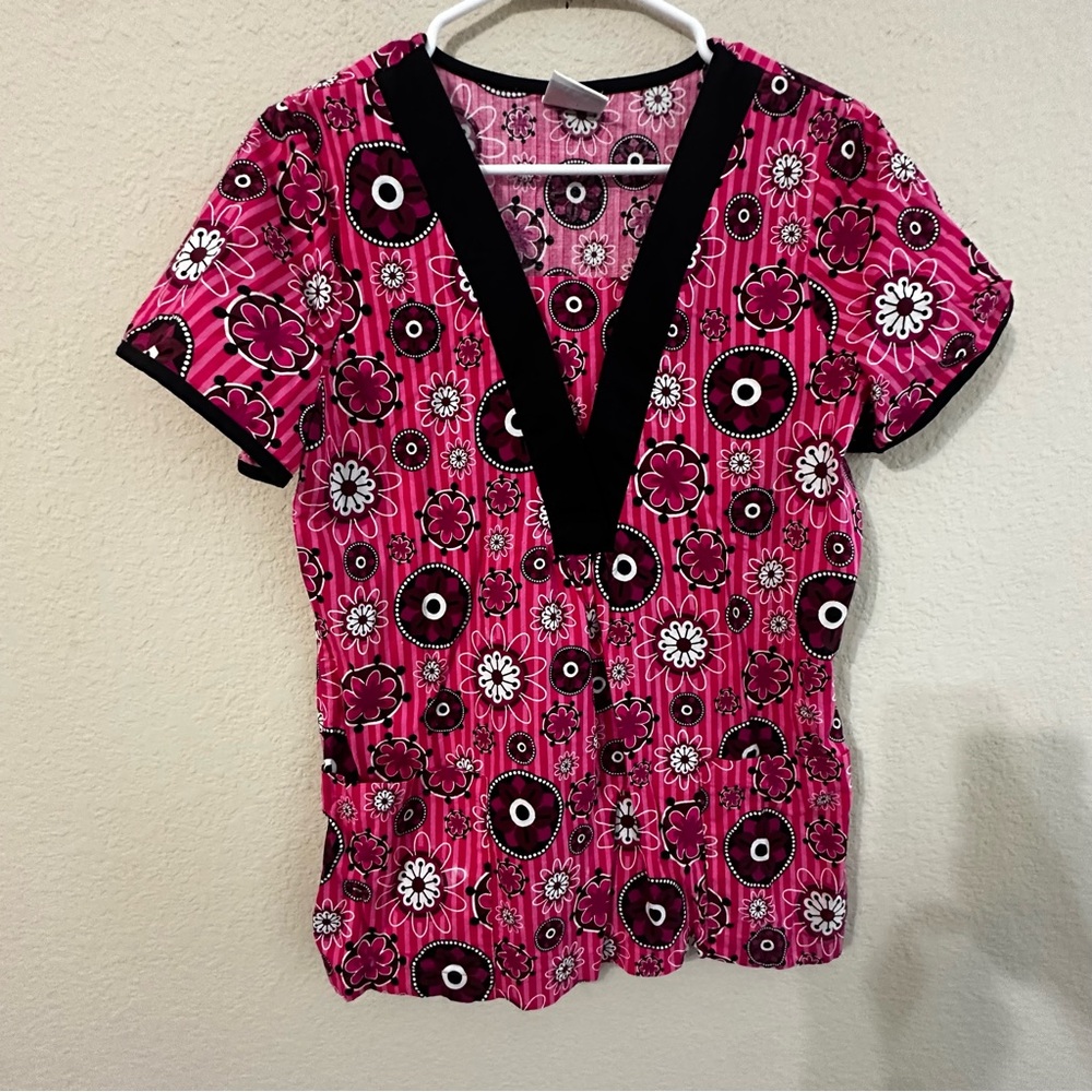 Peaches Uniforms Scrubs Top Pink Black Floral V-Neck Short Sleeves Front Pockets